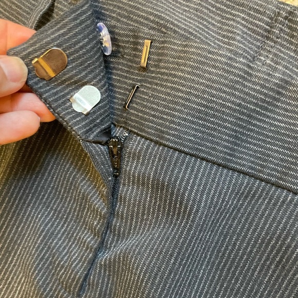 Reitmans Petite pinstriped pants with slanted front pockets women’s size 8 - Picture 3 of 7